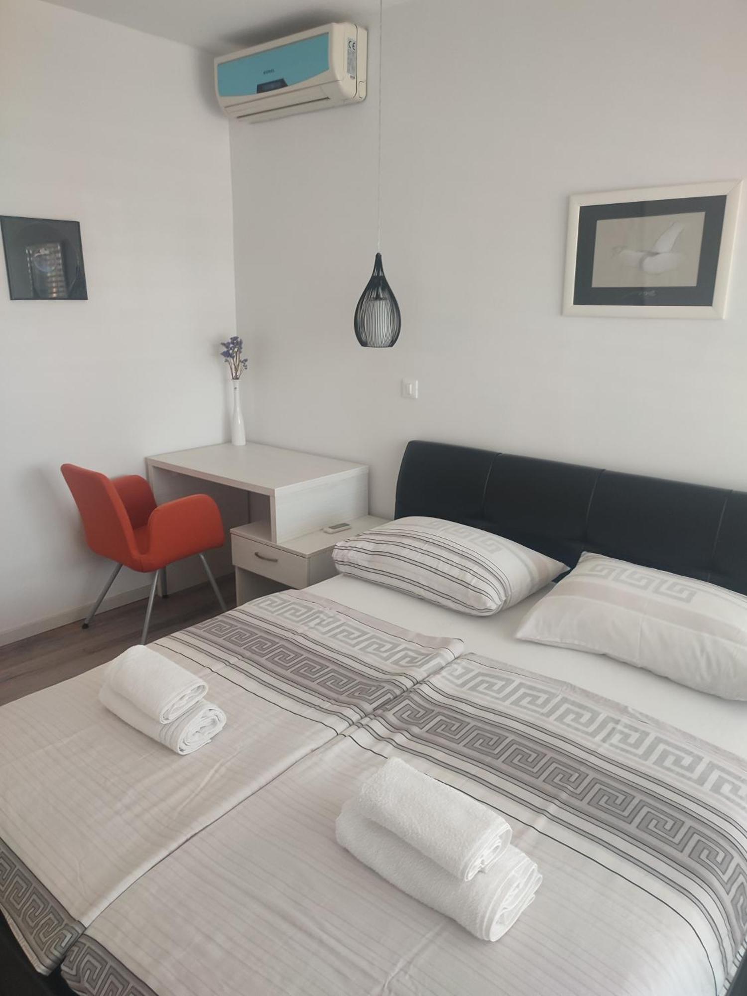 Biuk Apartments Novi Vinodolski Kamer foto